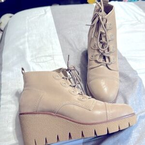MIA Sand Beige Anatomic Contoured Footed Wedge Ankle Boots Size 9